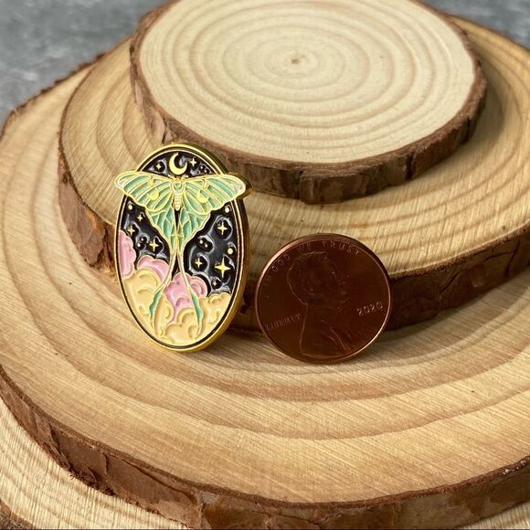 Magical Butterfly Enamel Pin/ Brooch Lapel - Picture 3 of 6